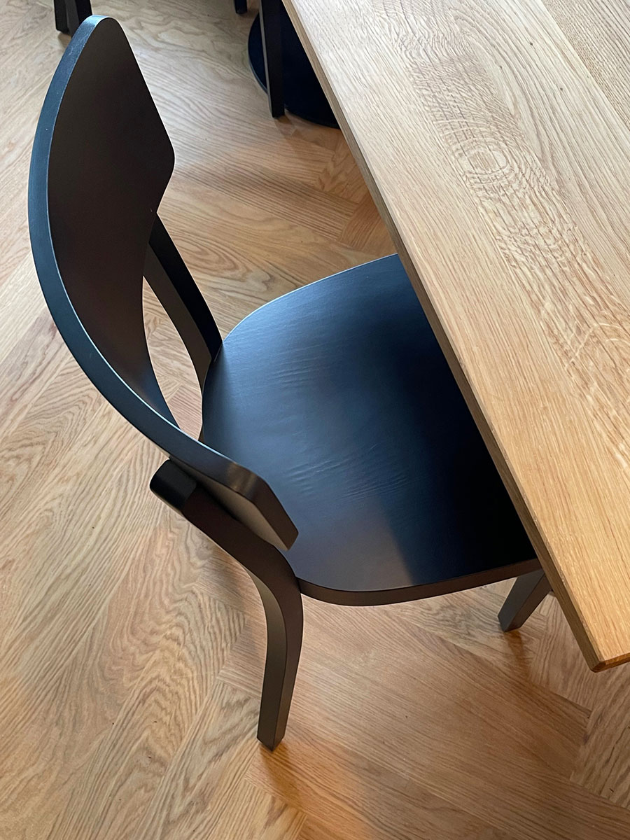 Esstische aus Massivholz by minimal design und schwarze Stühle von Horgen Glarus