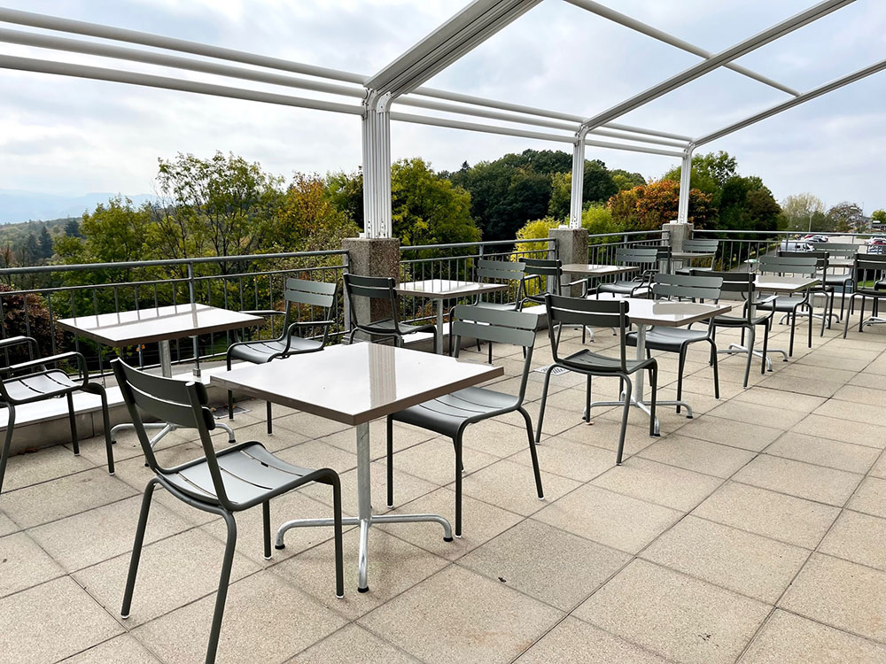 Terrasse Restaurant Waldrain mit Luxembourg Stühlen von Fermob und quadratischen Gartentischen