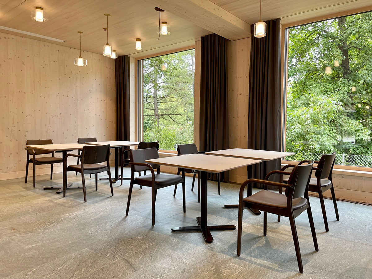 Tisch «Minimal» von Minimal Design kombiniert mit Stühlen von Seledue im Alterspflegeheim Dominikushaus Riehen.
