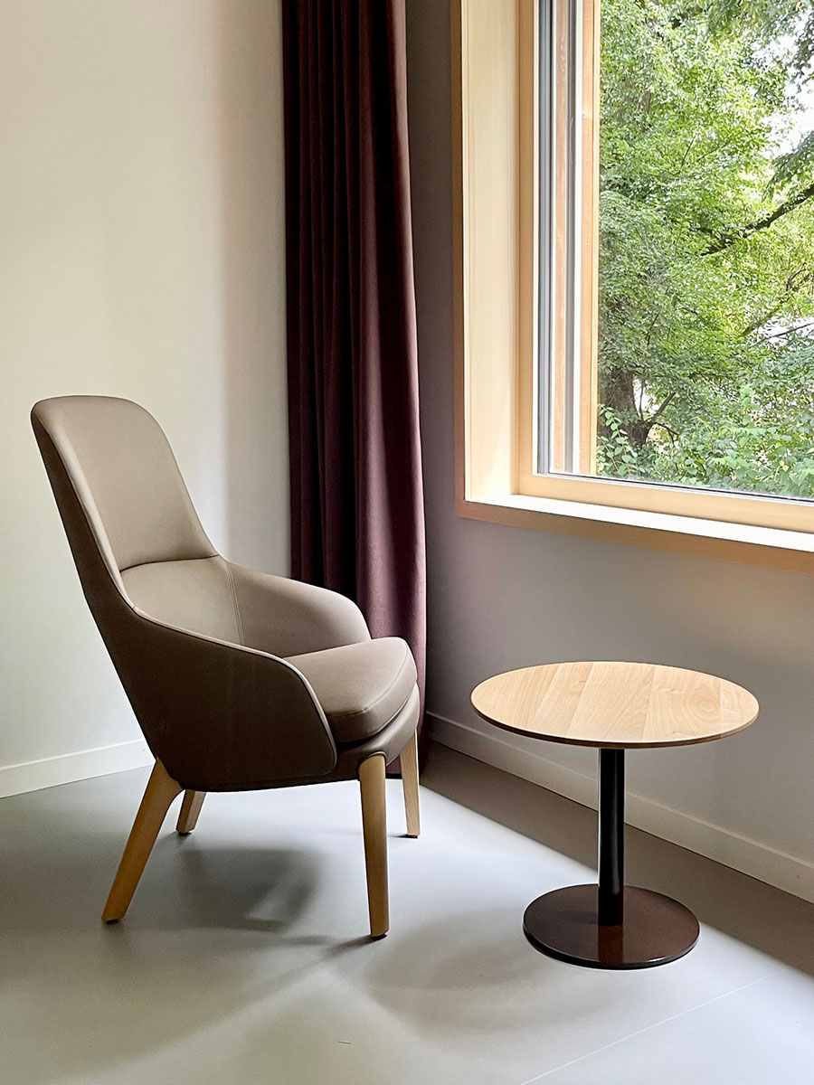 Sessel von «Very Wood» kombiniert mit Beistelltisch «Minimal» von Minimal Design.