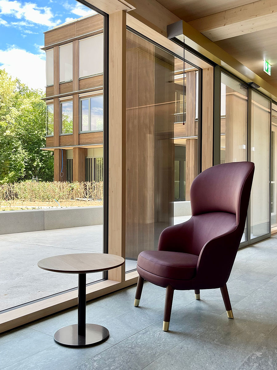 Sessel von «Very Wood» in Bordeauxrot kombiniert mit Beistelltisch «Minimal» von Minimal Design.