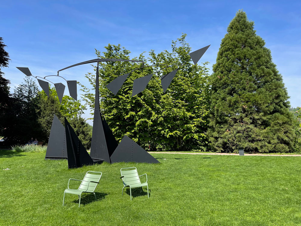 Sessel «Luxembourg» von Fermob in der Farbe «Kaktus» im Park der Fondation Beyeler
