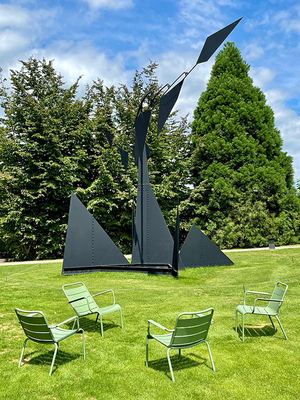 Vier «Luxembourg» Sessel von Fermob in der Farbe «Kaktus» im Park der Fondation Beyeler