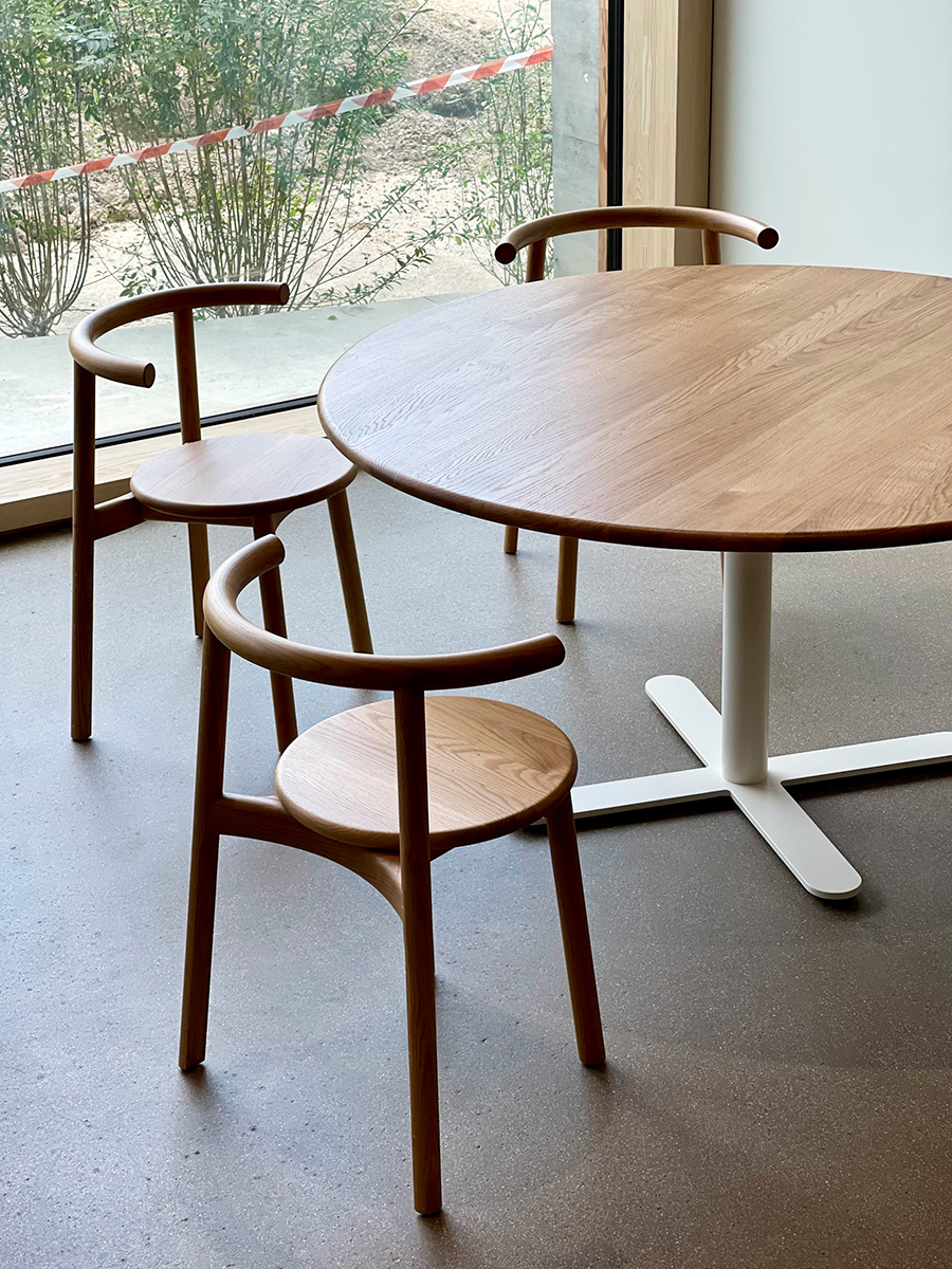 Tisch Minimal und Stühle von Mattiazzi vor grossen Fenstern in der Cafeteria des Kinderspitals Zürich