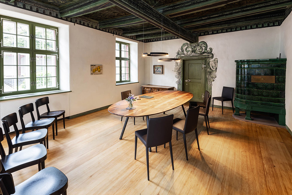 Modern eingerichtetes Trauzimmer im historischen Lüscherhaus in Riehen