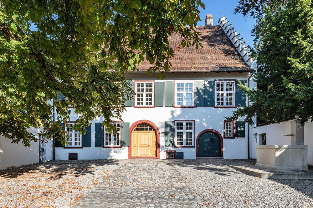 Aussenansicht Lüscherhaus in Riehen bei sonnigem Herbstwetter