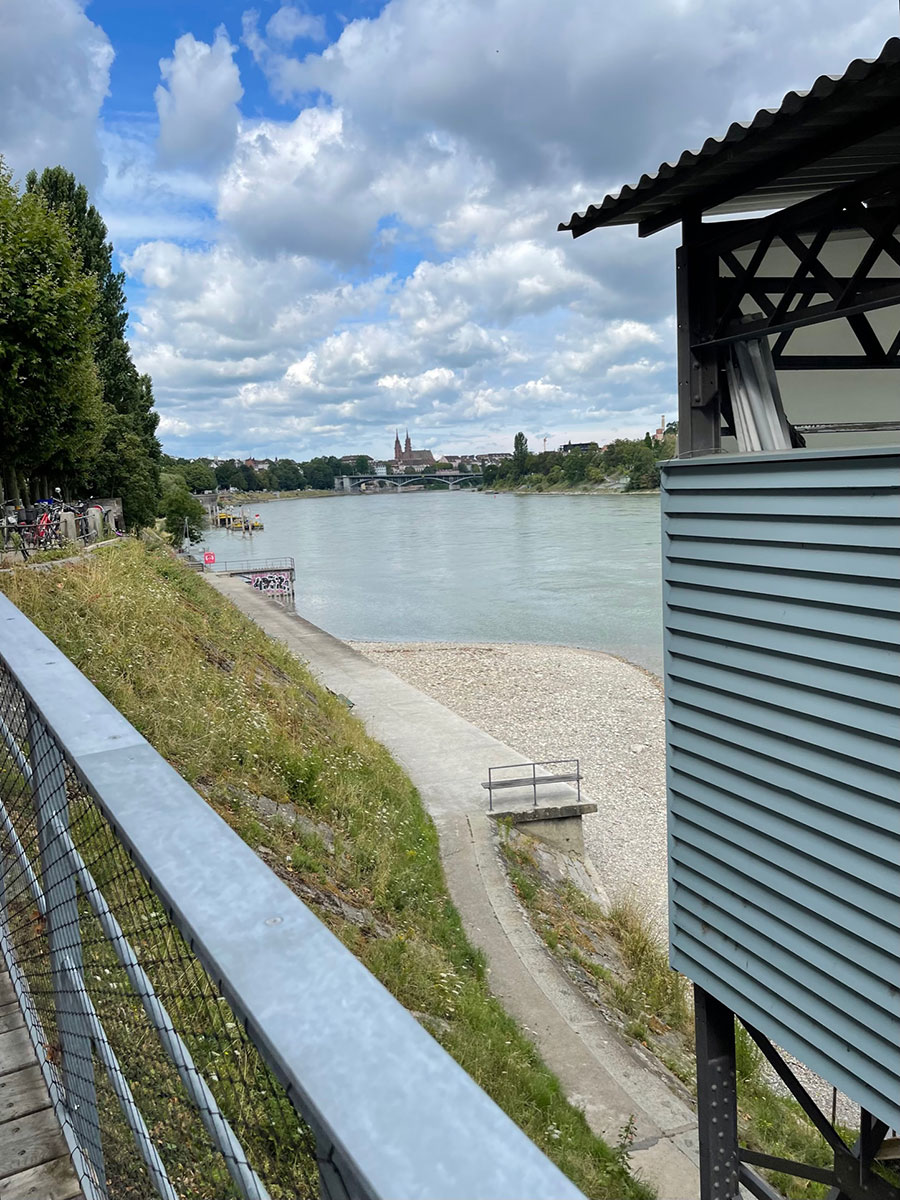 Aussenansicht des Rheinbad Breite mit dem Basler Münster im Hintergrund