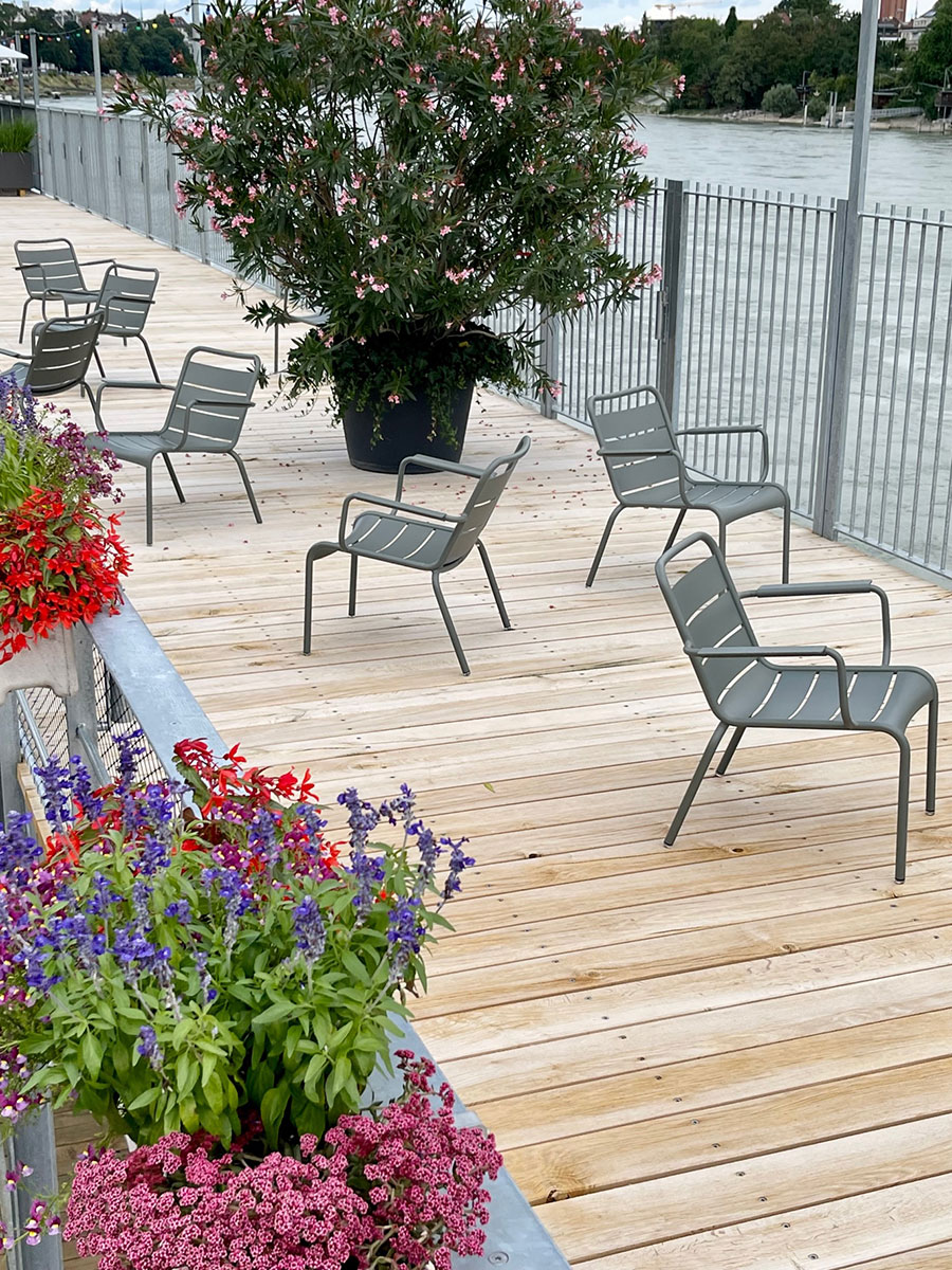 Luxembourg Lounge Sessel von Fermob auf der Rheinbad Breite Terrasse, mit Blumen im Vordergrund