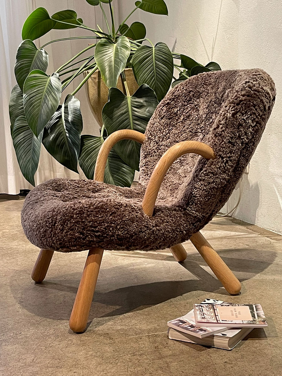 Arctander Chair – Fellsessel mit braunem Schafsfell