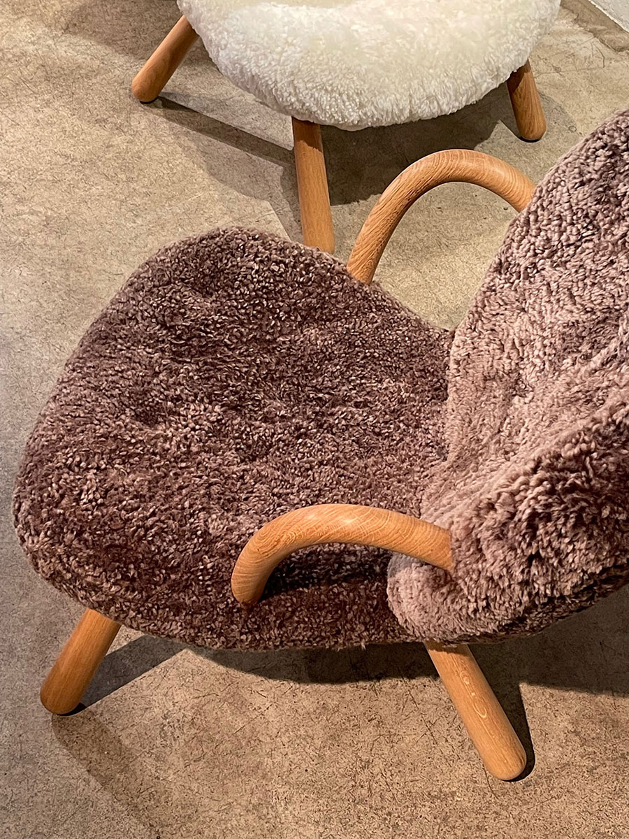 Arctander Chair – Ansicht von oben, mit braunem Schafsfell