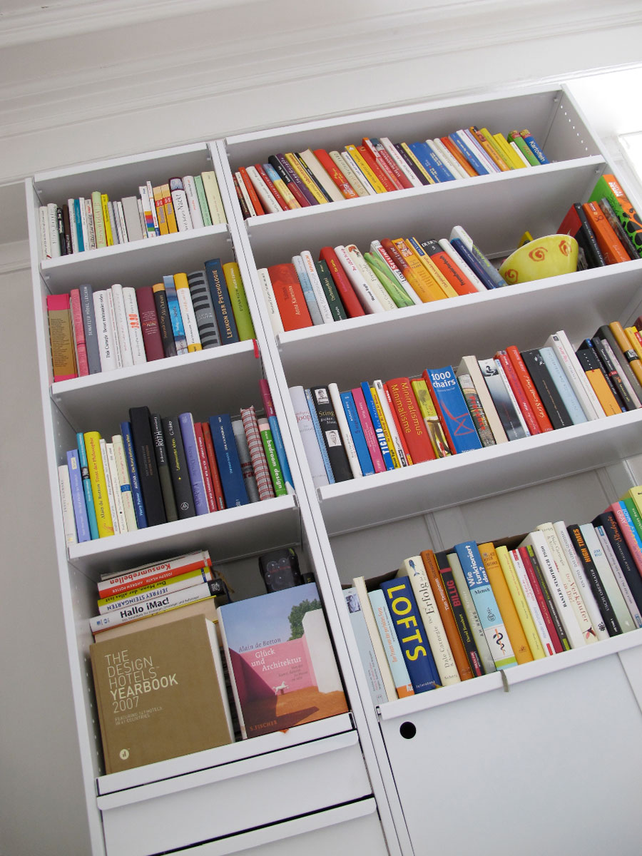 Weisses Lehni Regal in einer privaten Wohnung, gefüllt mit vielen bunten Büchern