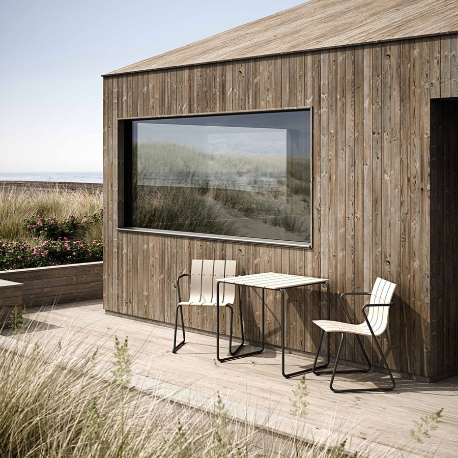 Ocean Gartenstühle und Gartentisch in Sand vor Strandhaus