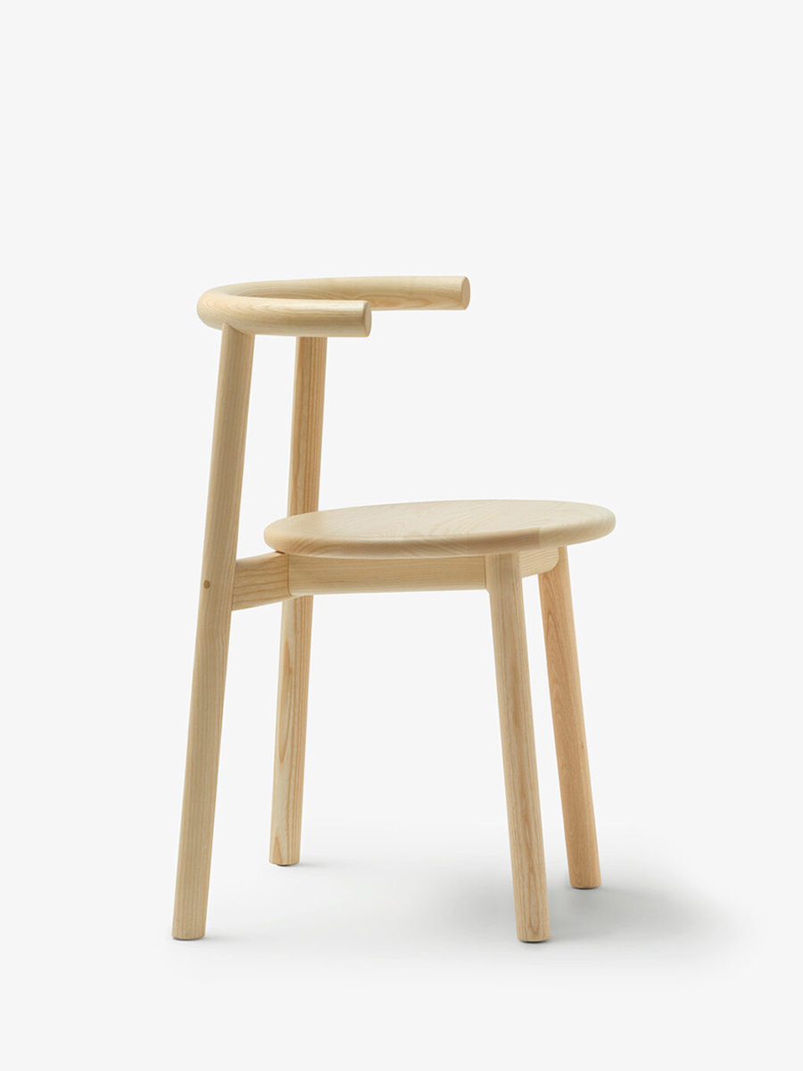 Seitliche Ansicht des Solo Chairs aus hellem Holz